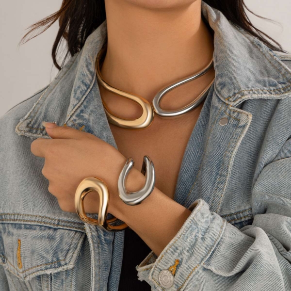 Ensemble ras du cou et bracelet en métal brillant pour femme au design creux irrégulier